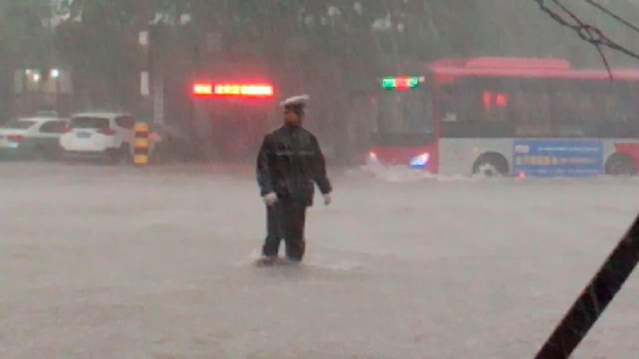 石家庄暴雨致多车被淹,应对与反思 石家庄暴雨致多车被淹,应对与反思