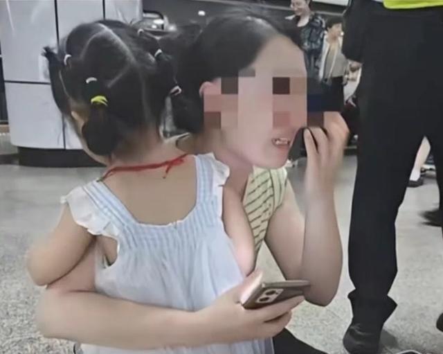 4岁试管女儿意外撞脸网上女孩，网友直呼太神奇了！