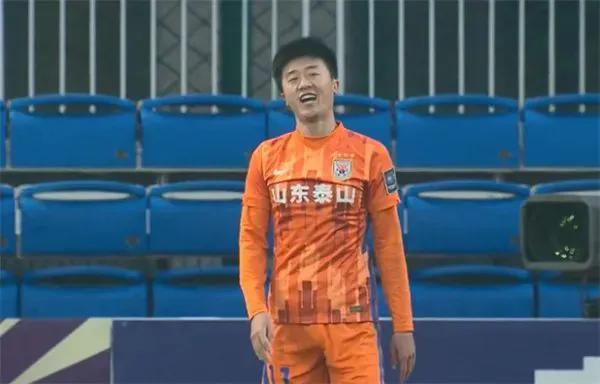 山东泰山vs河南直播视频，今晚咱不加班，就看这场球怎么踢